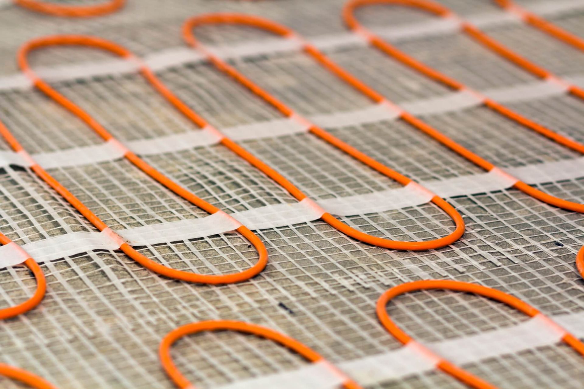Professionell montering av golvvärme i badrum för en energieffektiv lösning.