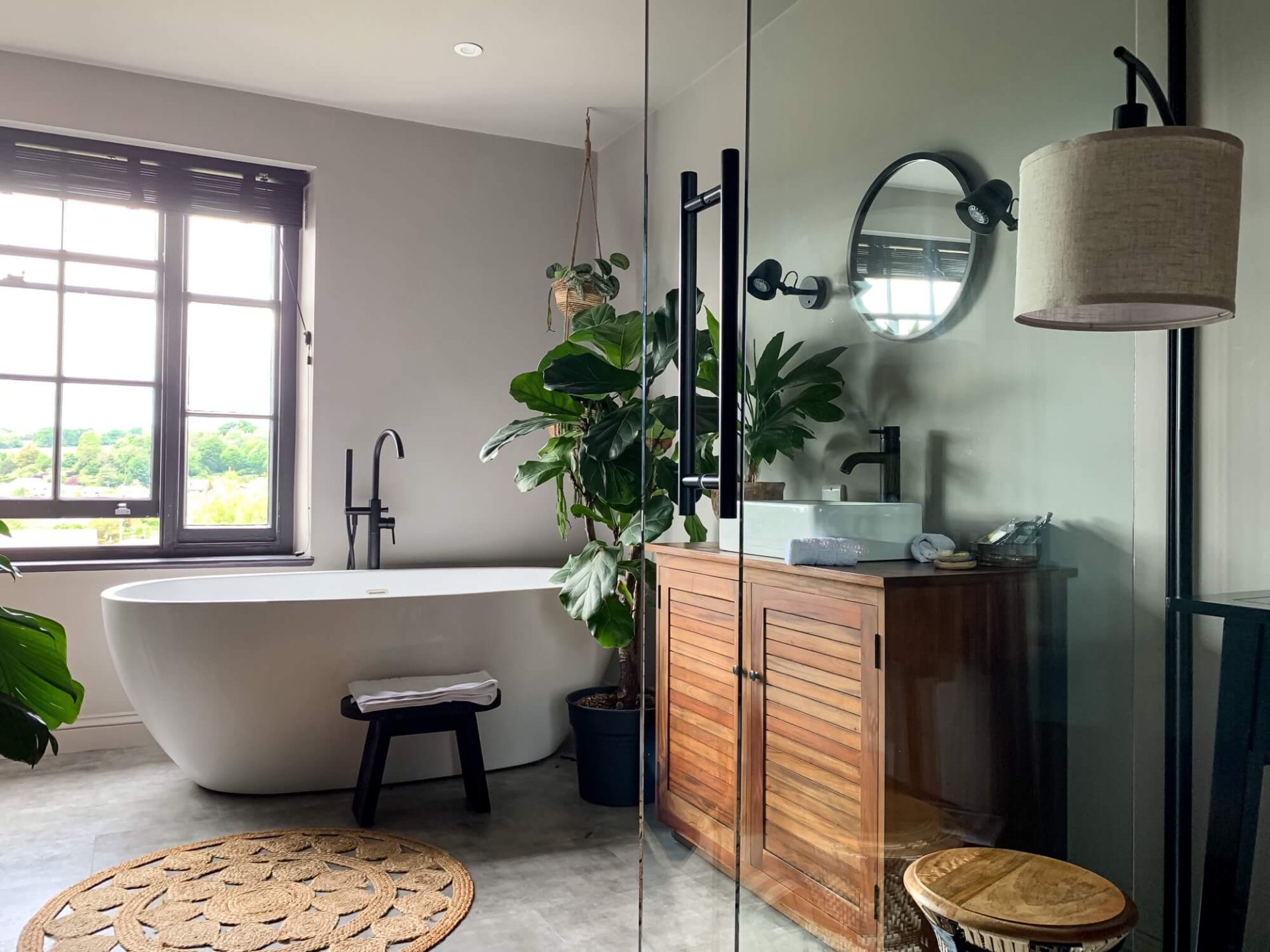 Naturinspirerat badrum med levande material och rogivande design.
